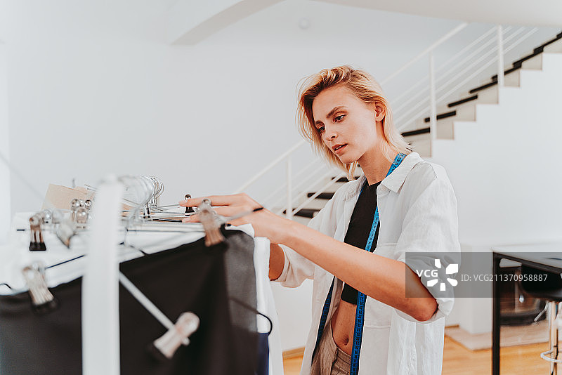 工作中的女时装设计师图片素材