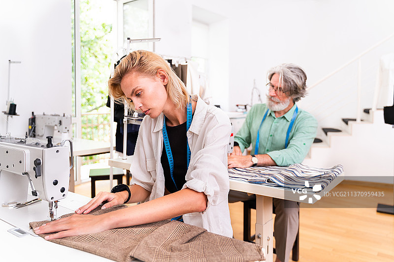 时装设计师团队在工作图片素材