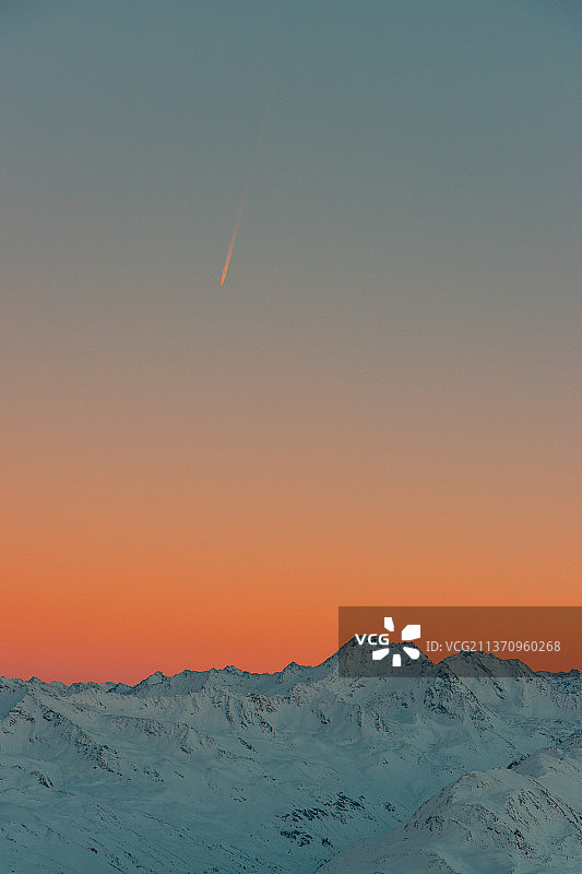 瑞士达沃斯日落雪山景色图片素材