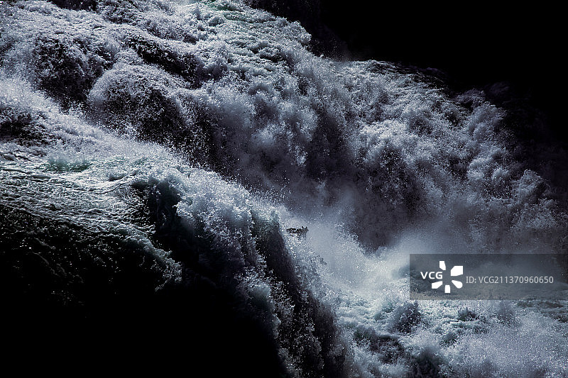 瑞士莱茵河畔诺伊豪森莱茵瀑布码头海浪美景图片素材