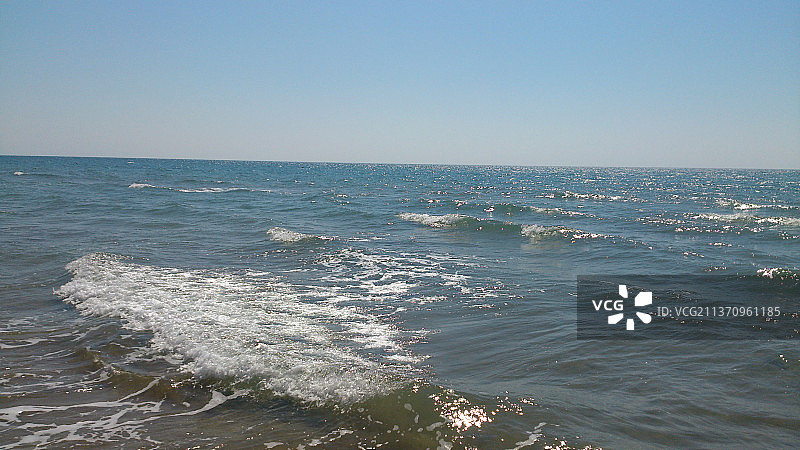 清澈的天空衬托着美丽的海景图片素材