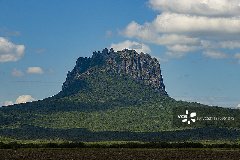 山对着天空的风景图片素材