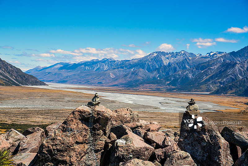 从塔斯曼冰川回望塔斯曼河，坎特伯雷，新西兰图片素材
