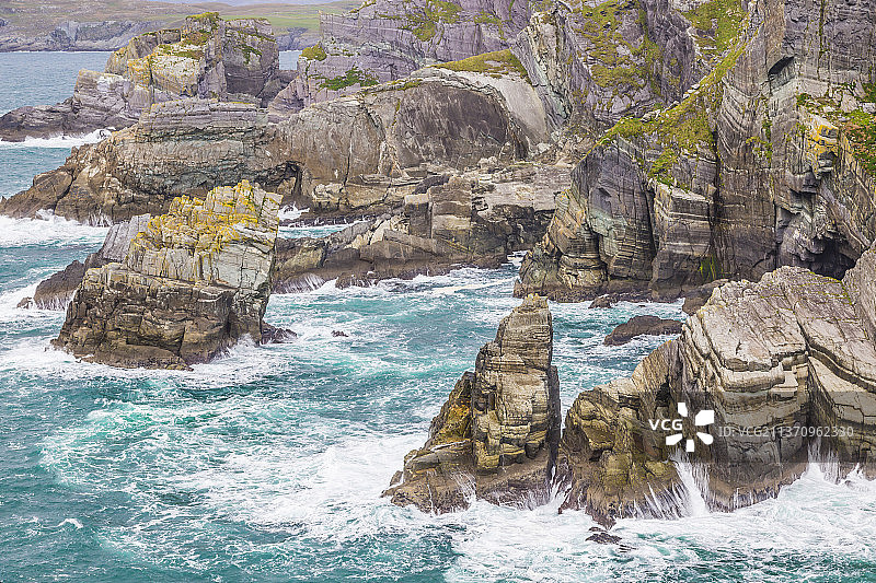 爱尔兰西南部米岑角灯塔的粗糙悬崖线图片素材