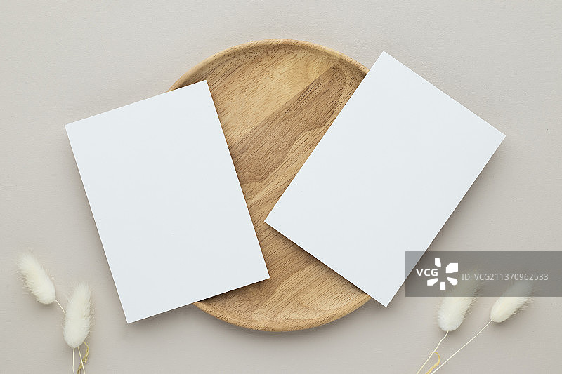 木板上蒲苇草贺卡样机图片素材