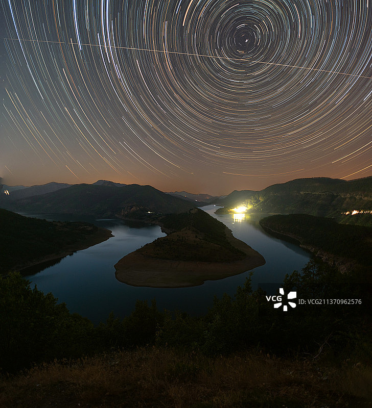 星轨，保加利亚星奇塔克湖的夜景图片素材