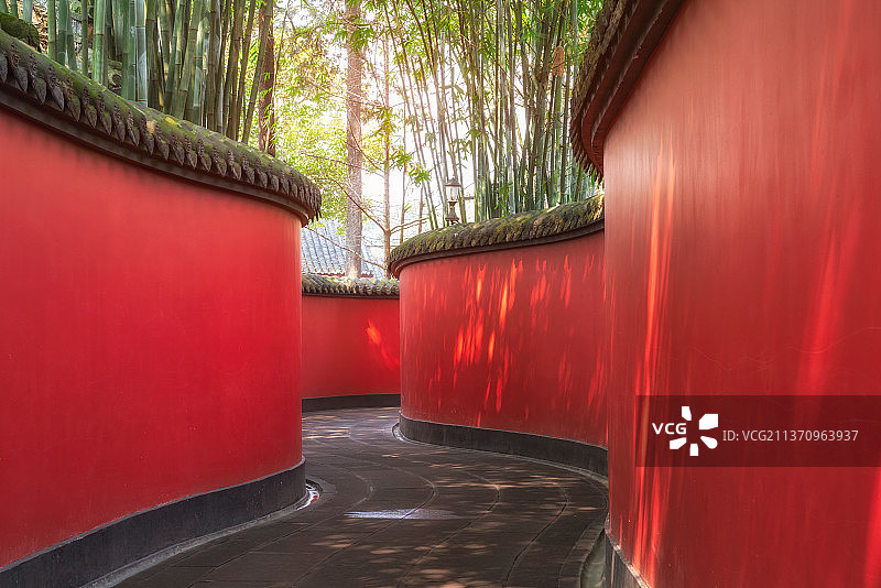 四川省成都市武侯祠博物馆的红墙和树林图片素材