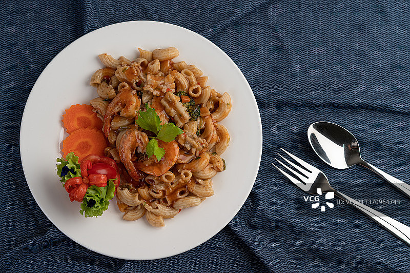 鲜虾炒意面配胡萝卜图片素材