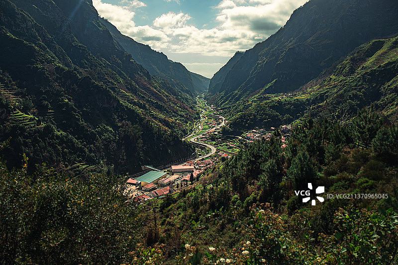 葡萄牙马德拉岛树木和山脉的高角度景观图片素材