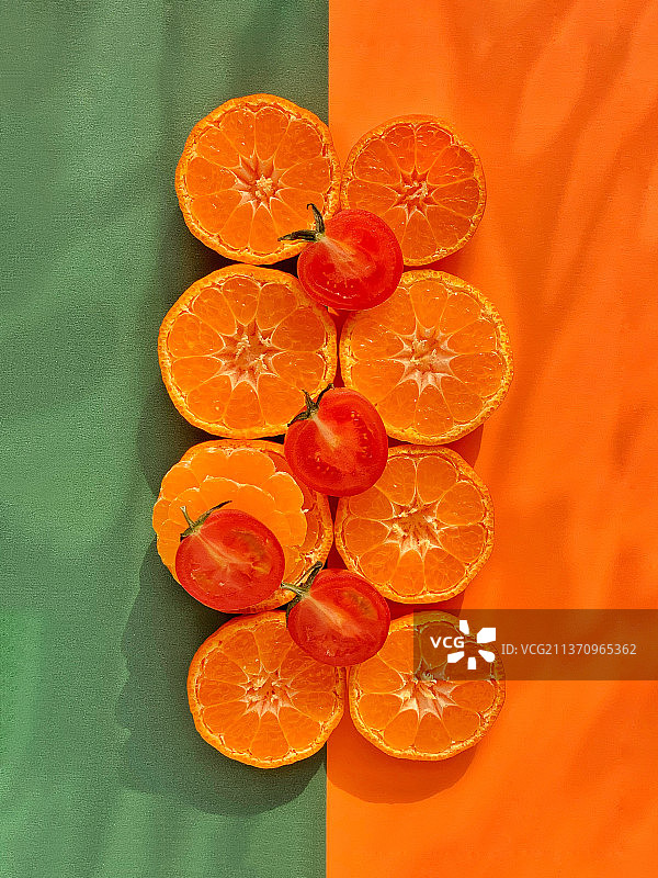横切面砂糖橘与圣女果图片素材