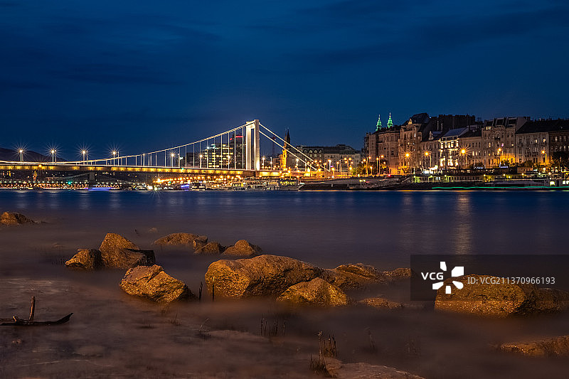 蓝色时分的伊丽莎白桥，匈牙利布达佩斯夜间悬索桥景观图片素材