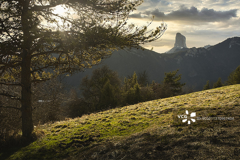 法国艾吉耶山日落时分山脉的壮丽景色图片素材