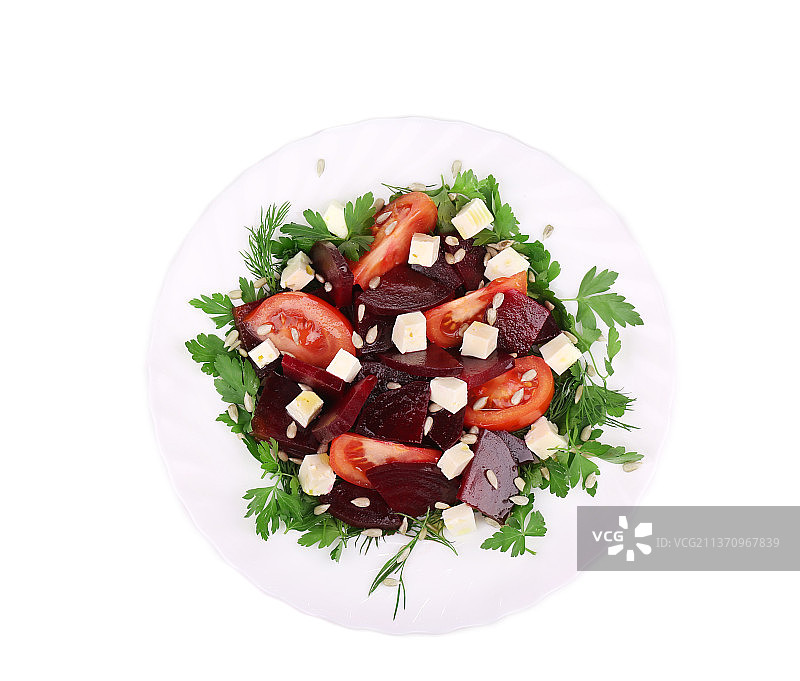 甜菜沙拉，白色背景盘中沙拉的俯视图，摩尔多瓦图片素材