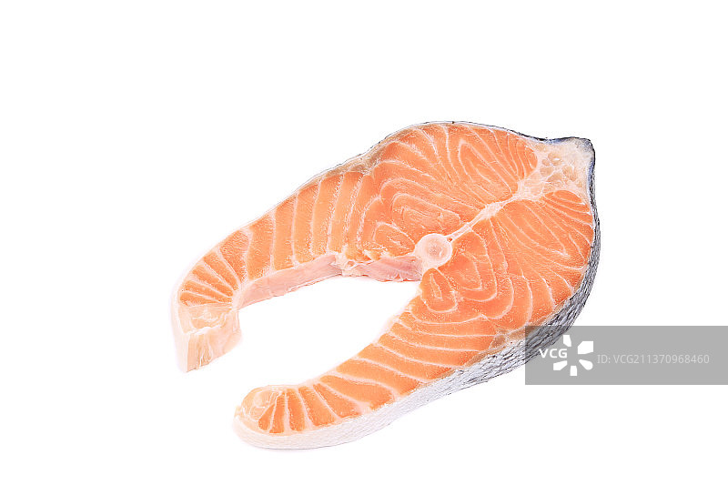 生鲑鱼排特写，白色背景图片素材