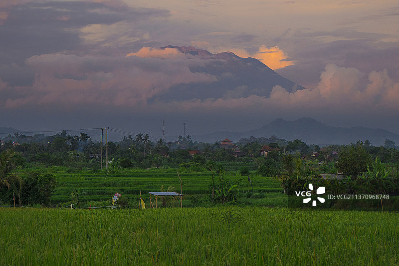 阿贡火山日落时分的田园风光图片素材