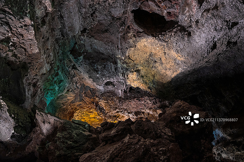 老木屋旁边的春天野花图片素材