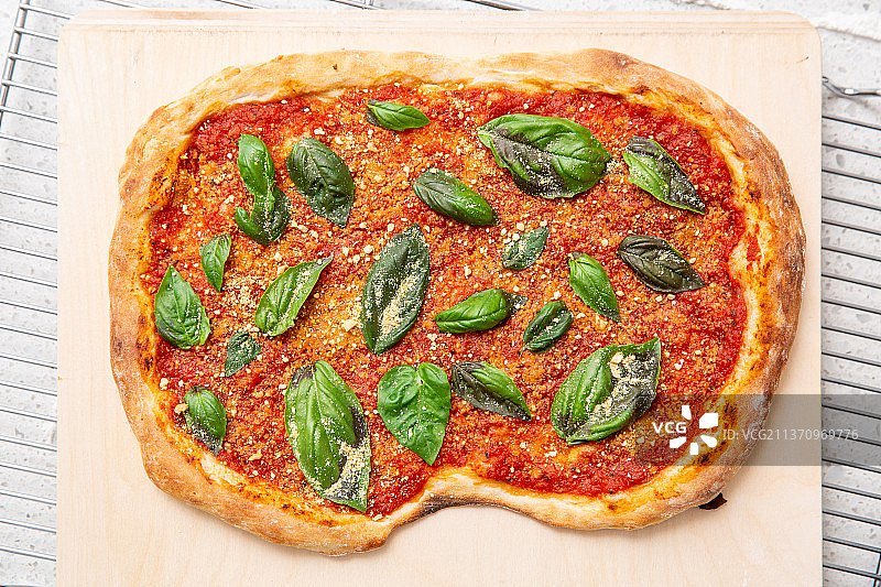 纯素罗勒披萨配纯素帕尔马干酪图片素材