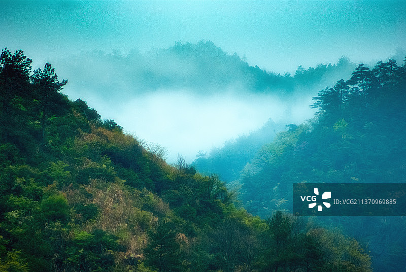 青色雾霭+江西省上饶市玉山县三清山图片素材