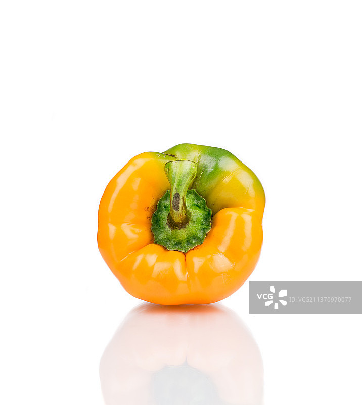 白色背景上的黄色甜椒特写，摩尔多瓦图片素材
