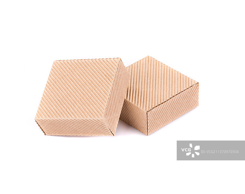 成堆的纸板箱，白色背景下的纸板箱特写，摩尔多瓦图片素材