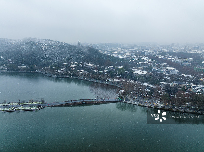 西湖北山街飘雪图片素材