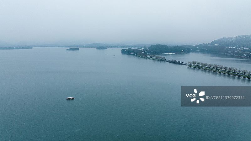 西湖北山街飘雪图片素材