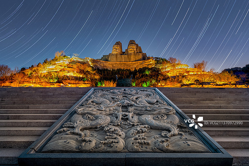 中国河南郑州黄河文化公园炎黄二帝像夜景图片素材