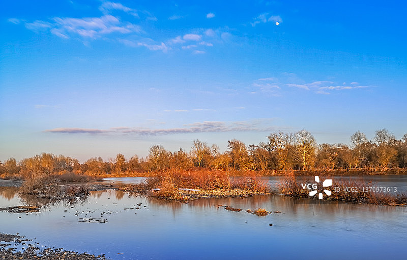 蒂萨河，蓝天下的湖泊美景图片素材