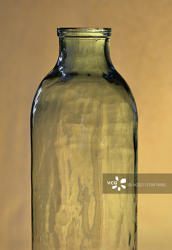 靠墙玻璃瓶特写图片素材