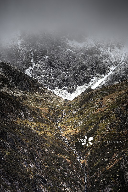 斯诺登尼亚国家公园，魔鬼厨房的雪山风景，英国，佩恩林德拉伊特图片素材