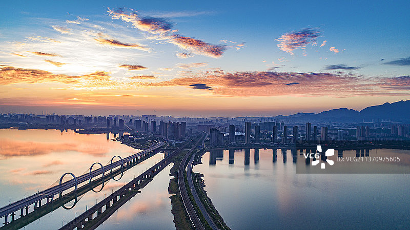 水上云景图图片素材