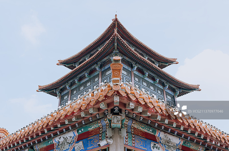 夏季蓝天白云下济南市解放阁建筑屋檐图片素材