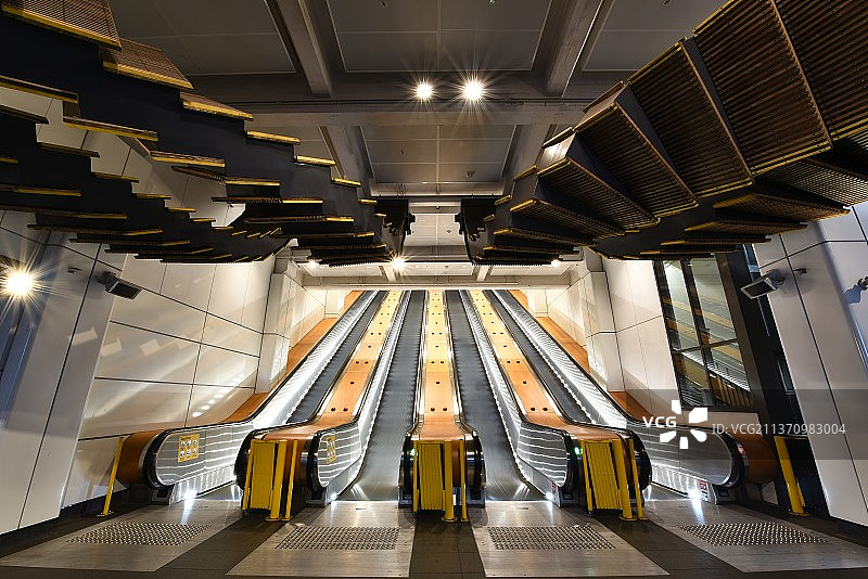 自动扶梯，照明自动扶梯的低角度视图图片素材