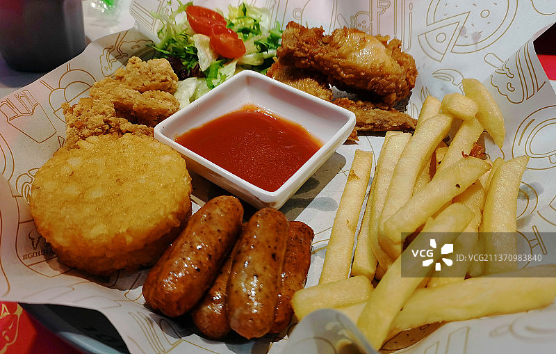 西餐 薯条 土豆饼 炸鸡 热狗图片素材