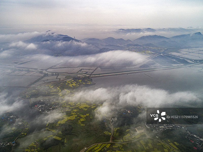 透过 云层俯瞰地貌图片素材