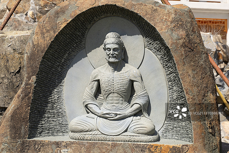 中普陀寺的释迦摩尼苦行僧佛坐像图片素材