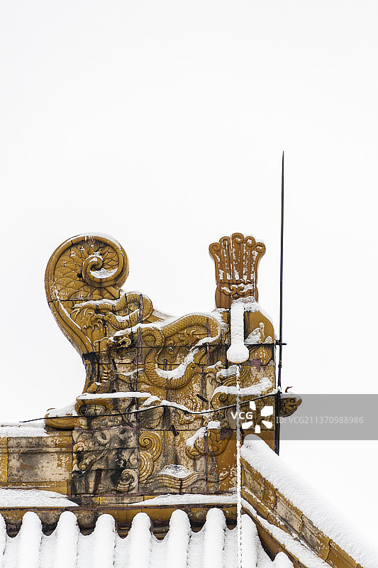 风雪中的北京故宫坤宁宫鸱吻图片素材