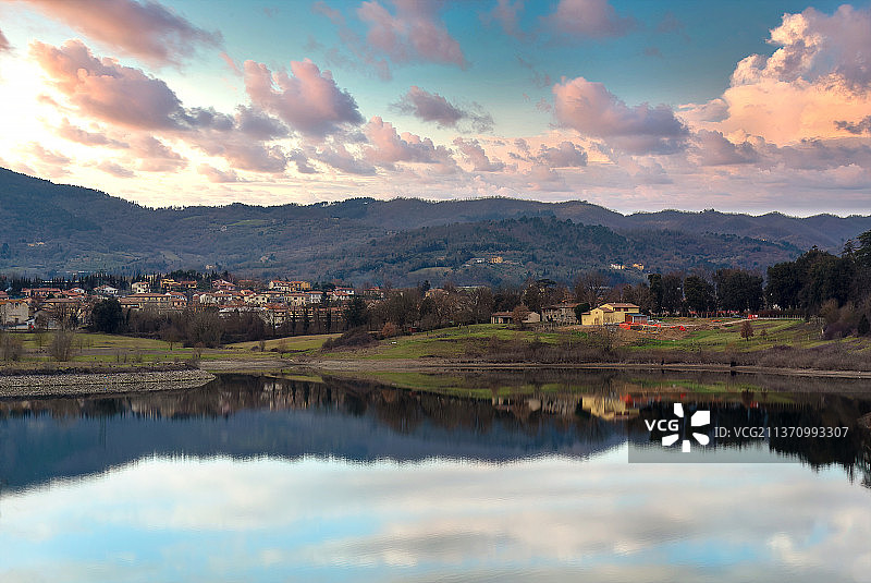 穆杰洛的巴贝里诺日落时分的湖泊景色（意大利佛罗伦萨）图片素材