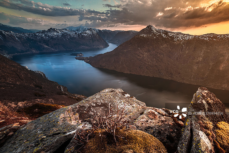 峡湾日落：湖光山色美景图片素材