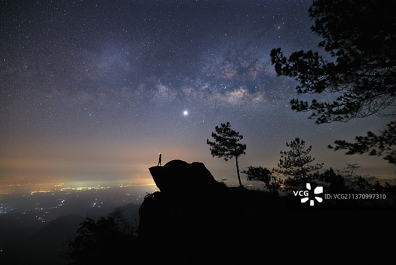 考銮素可泰夜景：树木与天空的剪影，泰国锡基里玛图片素材