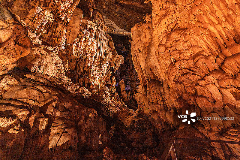 泰国披曼洞穴中美丽的钟乳石和石笋图片素材