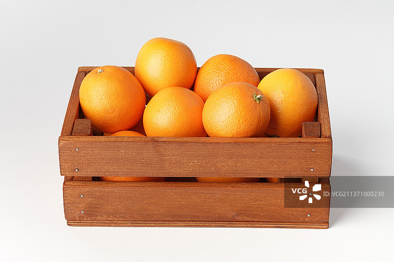 木箱里的橙子，白色背景图片素材