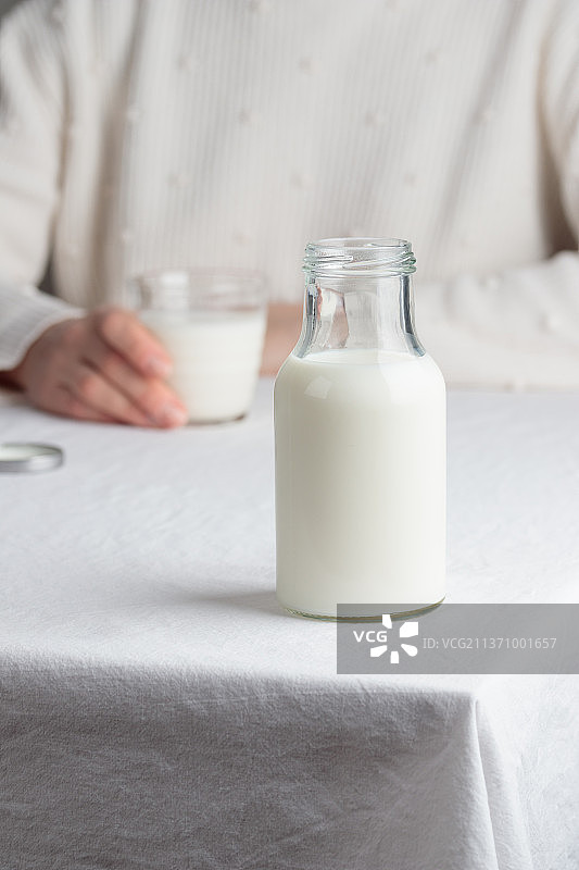 白色桌布上的新鲜牛奶图片素材