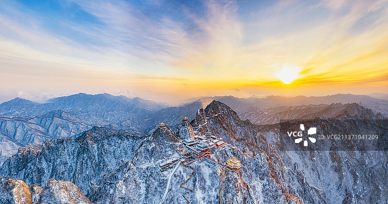 河南洛阳栾川老君山金顶道观群金殿冬季雪景日落时分户外航拍图片素材