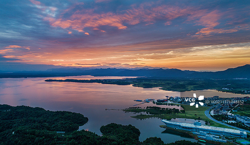 水上晚霞图片素材