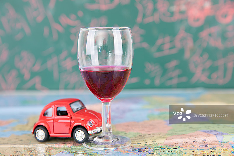 一杯红酒和小汽车模型图片素材