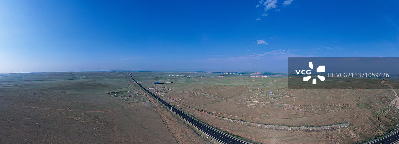 草原天路。图片素材