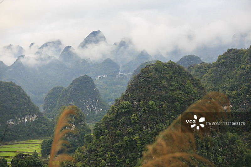 贵州，云雾缭绕的万峰林图片素材