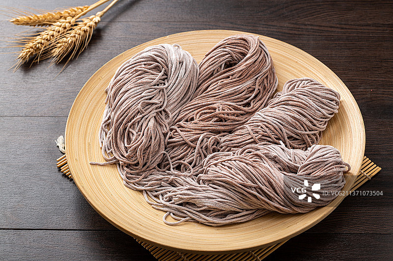 切好的高粱面条图片素材