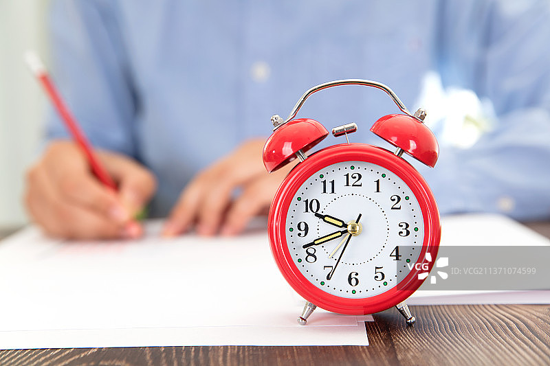 考试时桌前的计时闹钟图片素材